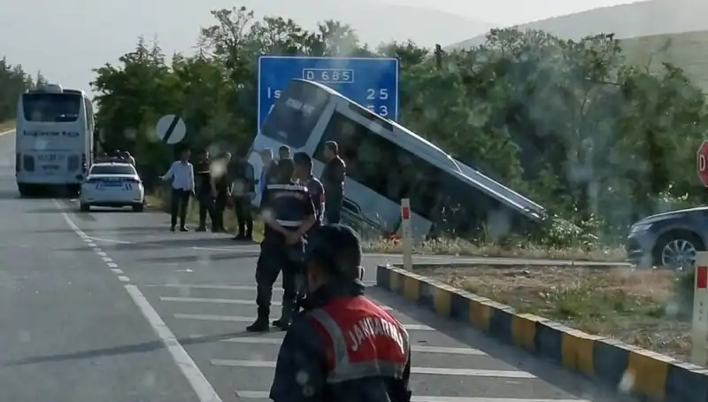 Isparta'da Tur Otobüsü ile Yolcu Otobüsü Çarpıştı: Detaylar ve Yaralılar Açıklandı