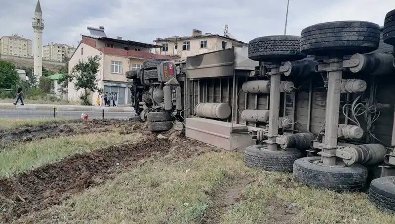 Freni Boşalan TIR, Erzurum'da Feci Kazaya Yol Açtı