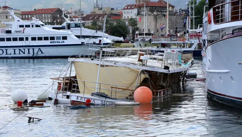 Hırvatistan'da Şiddetli Fırtına, Feribotun Çarptığı Gemi Battı: Neler Yaşandı?