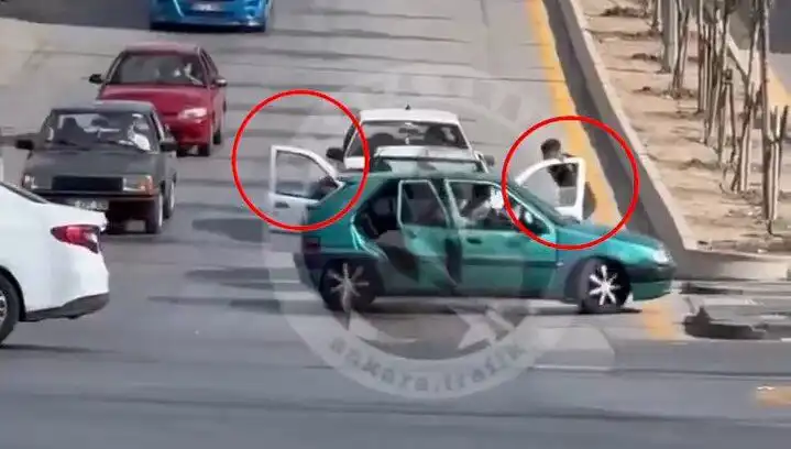 Trafikte Bıçak ve Kılıçlarla Saldırı! İstanbul'da Tansiyon Yükseldi
