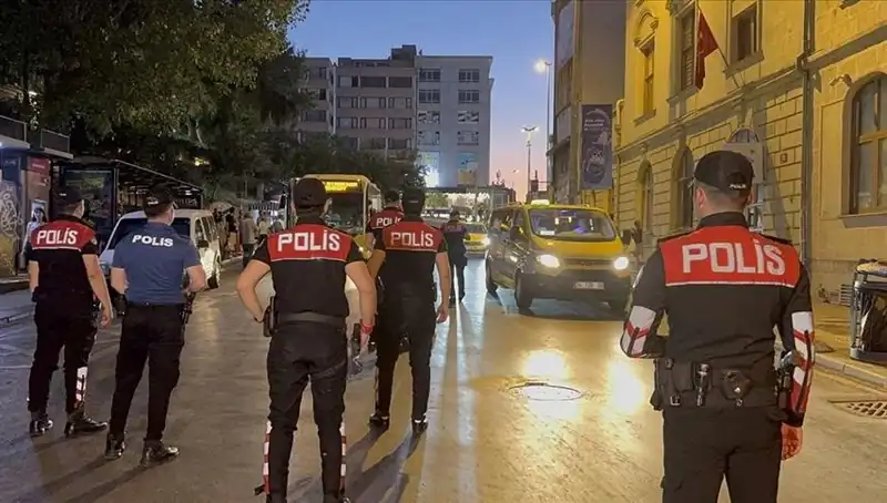 İstanbul’un Gece Güvenliği: 4 Saatte Yüzlerce Gözaltı Operasyonu!